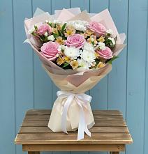 Букет цветов из:  Гвоздики, Орхидеи и Розы в Тропарево