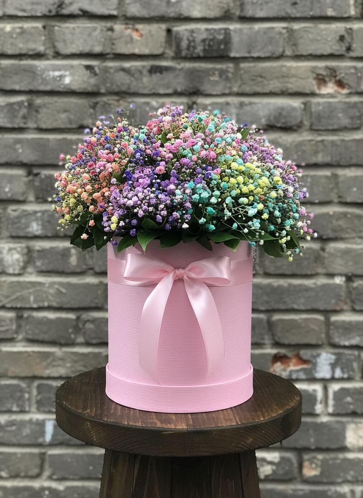Цветочная композиция из Гипсофила и Розы в шляпной коробке в Тропарево