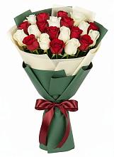 Букет Микс из красных и белых роз в Тропарево