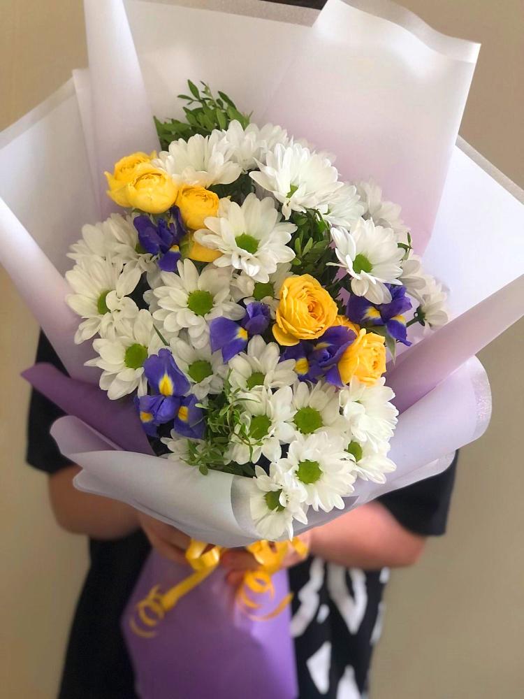 Букет цветов из: Ирисы, Хризантемы и Розы в Тропарево