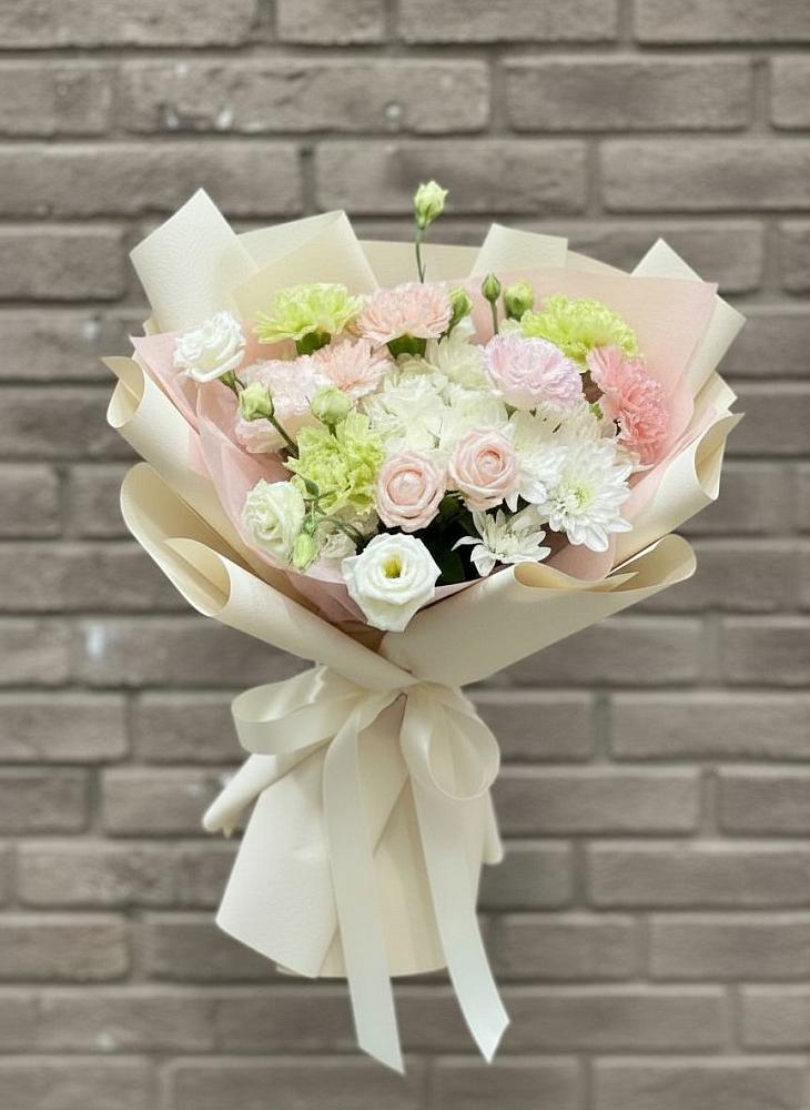 Букет цветов из: Гвоздики, Розы, Лизиантусы и Хризантемы в Тропарево