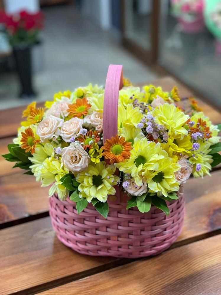 Цветочная композиция из Хризантемы и Розы в корзине в Тропарево