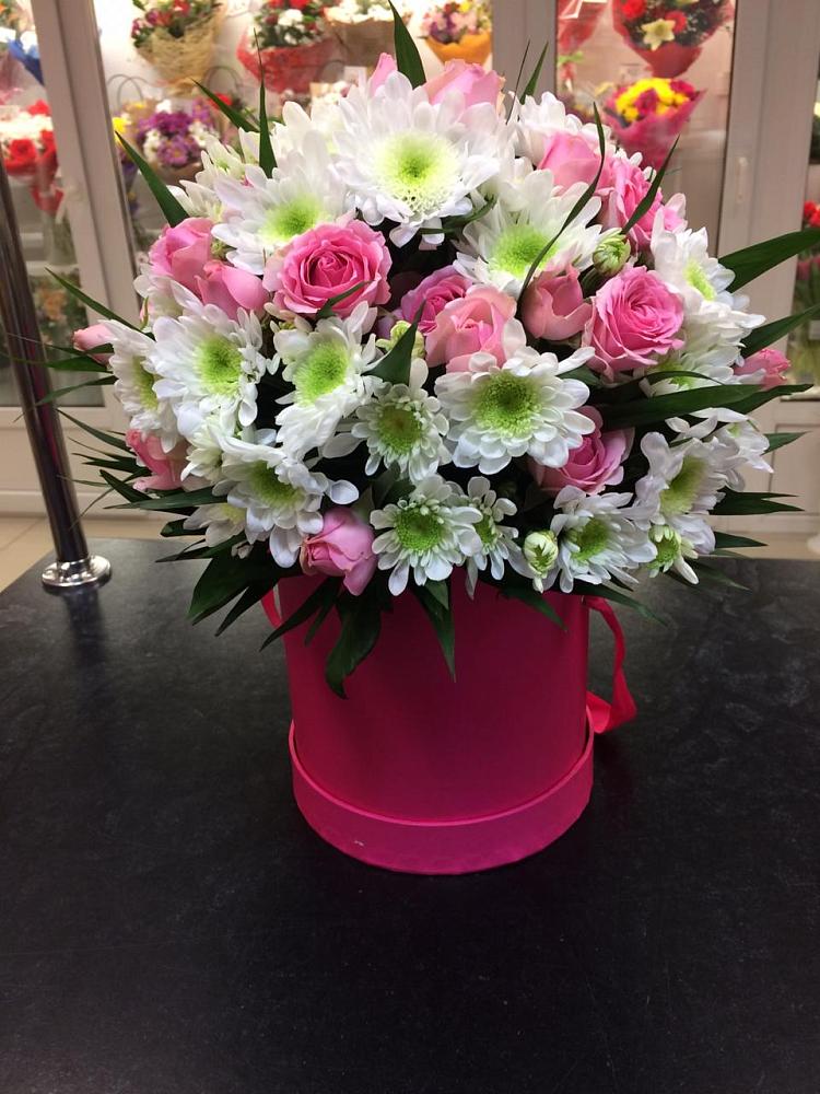 Цветочная композиция из Розы и Хризантемы в шляпной коробке в Тропарево