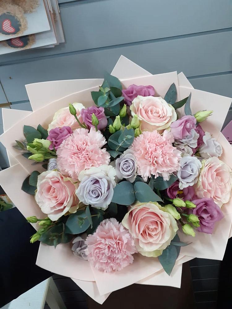 Букет цветов из: Розы, Гвоздики и Лизиантусы в Тропарево